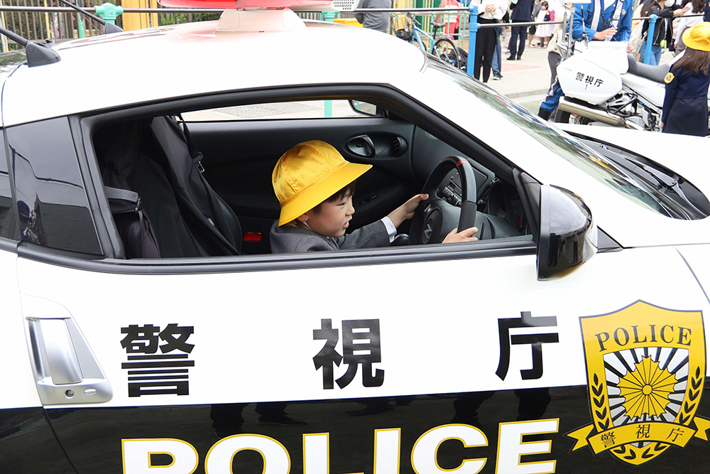 パトカーに乗る1年生