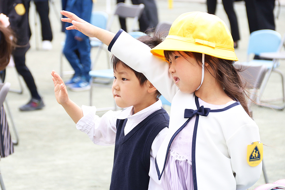 手を挙げる1年生
