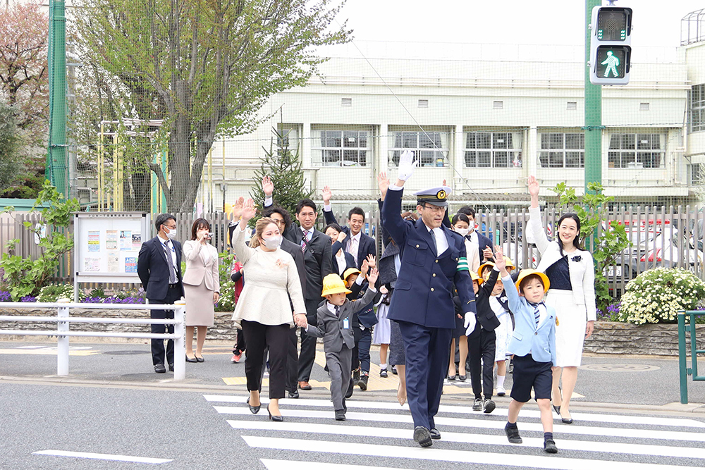 子どもと横断歩道を渡る警視総監広め