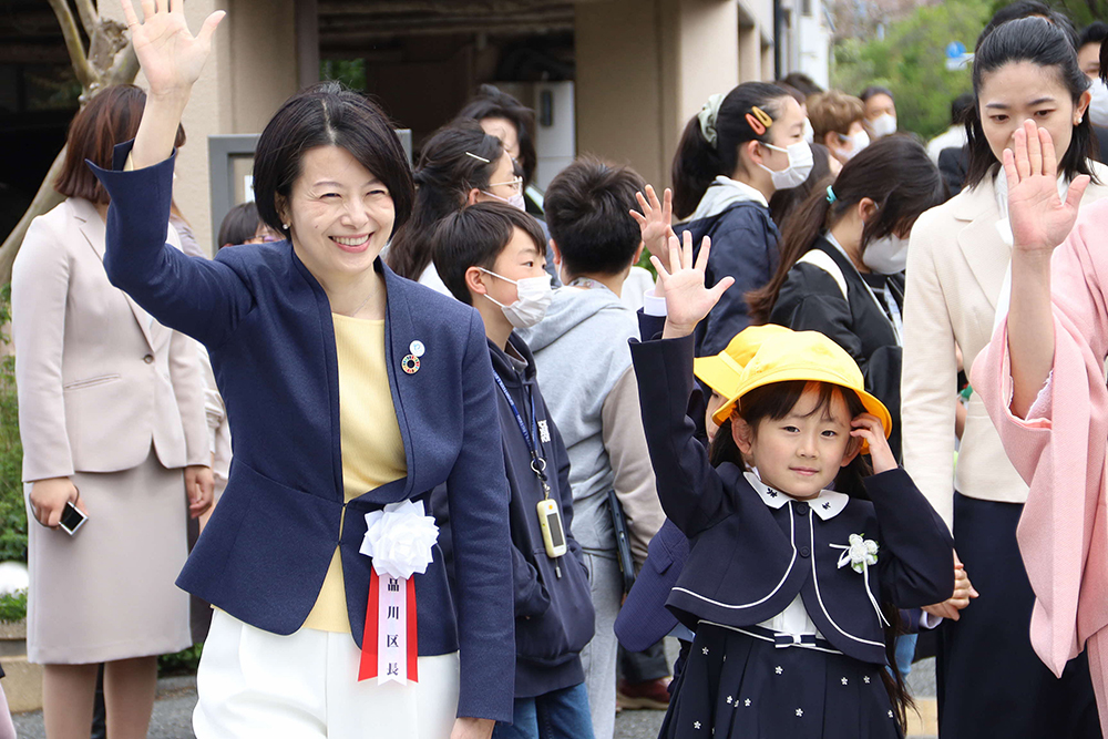 子どもと横断歩道を渡る森澤区長