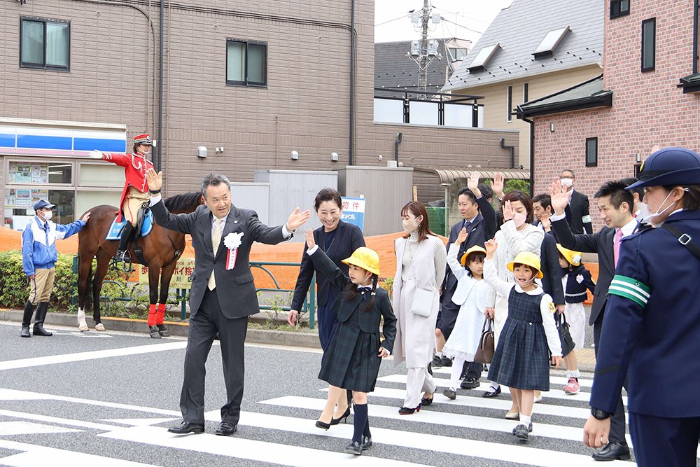 子どもと横断歩道を渡る中島教育長