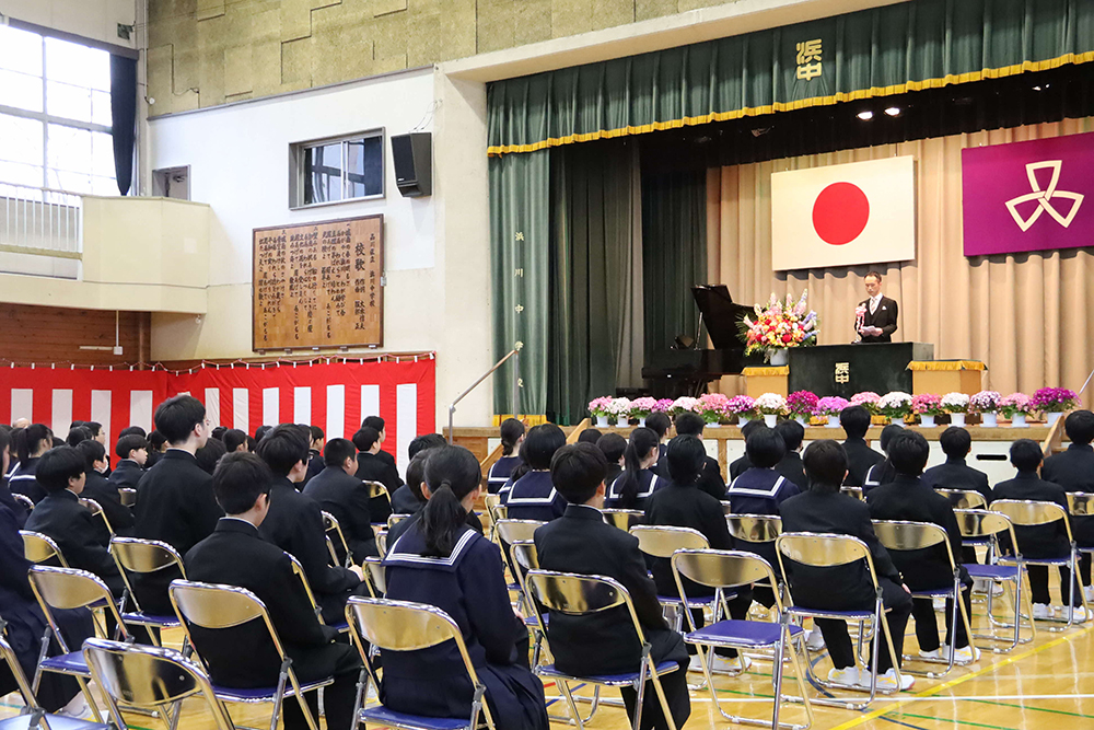 話を聞く新入生