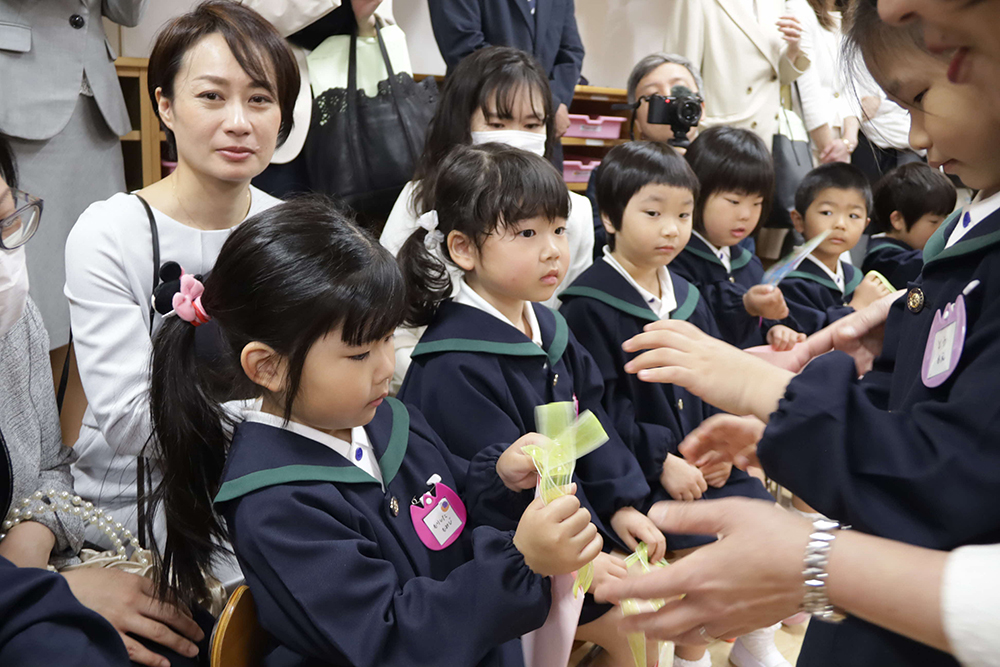 プレゼントもらう新入園児