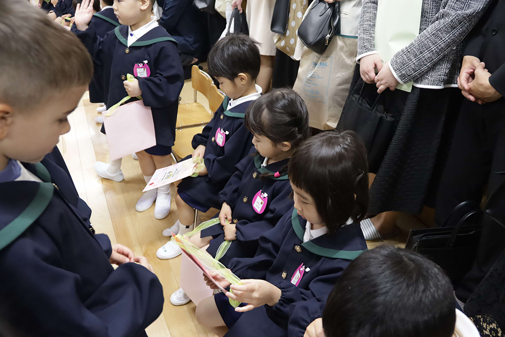 プレゼントを確認する新入園児