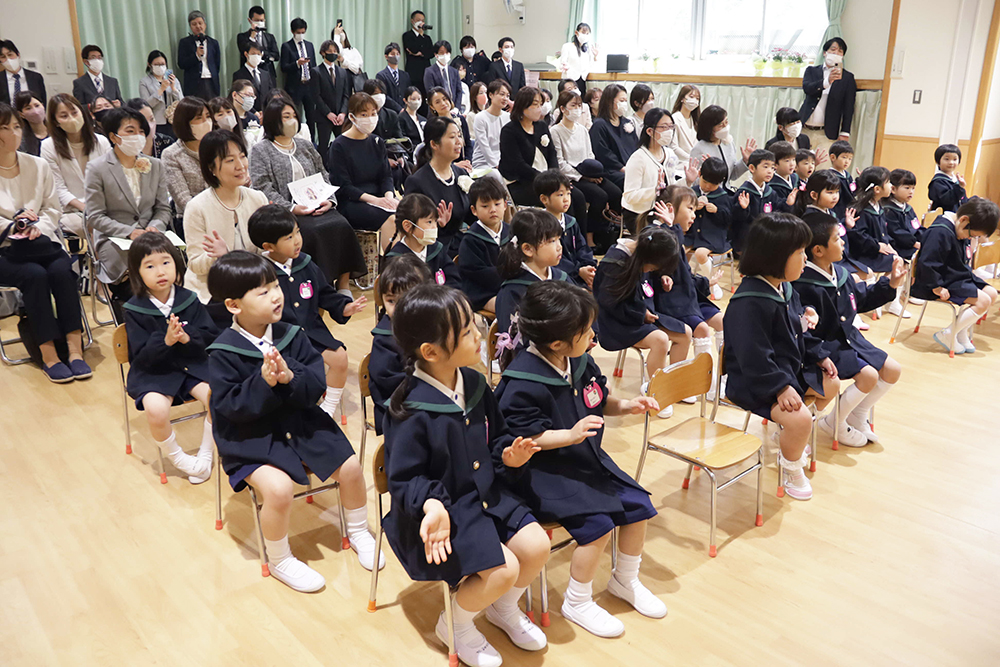 手遊びする子どもたち