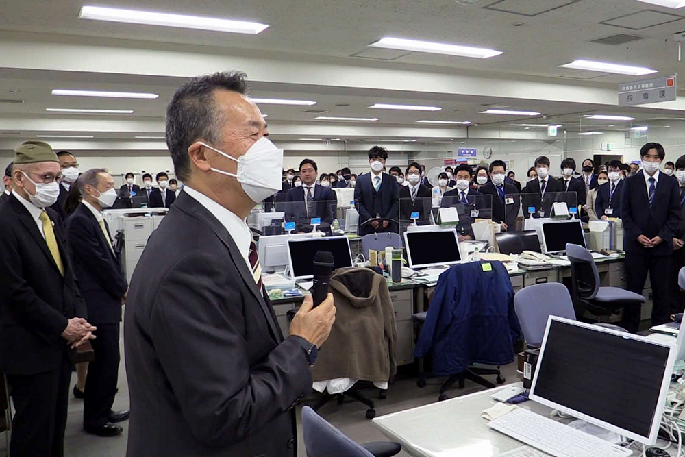 職員へあいさつする中島教育長