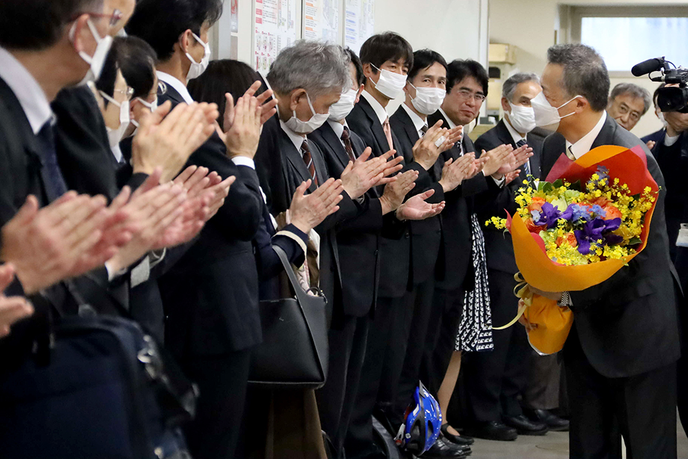 皆さんに見送られながら退場する中島教育長