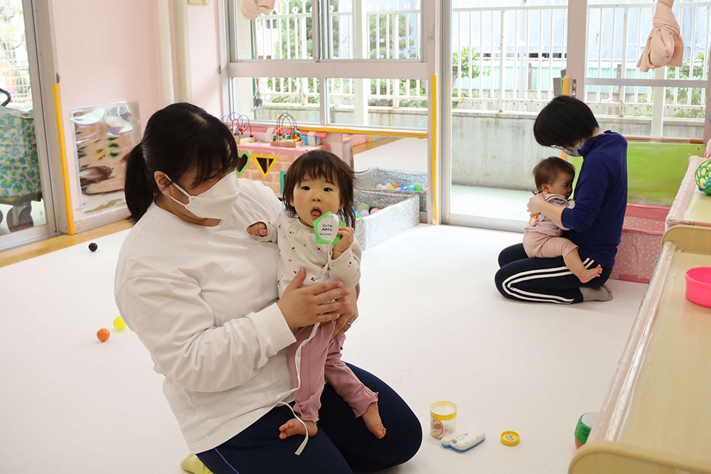 0歳児クラスの子どもにもメダルをプレゼント