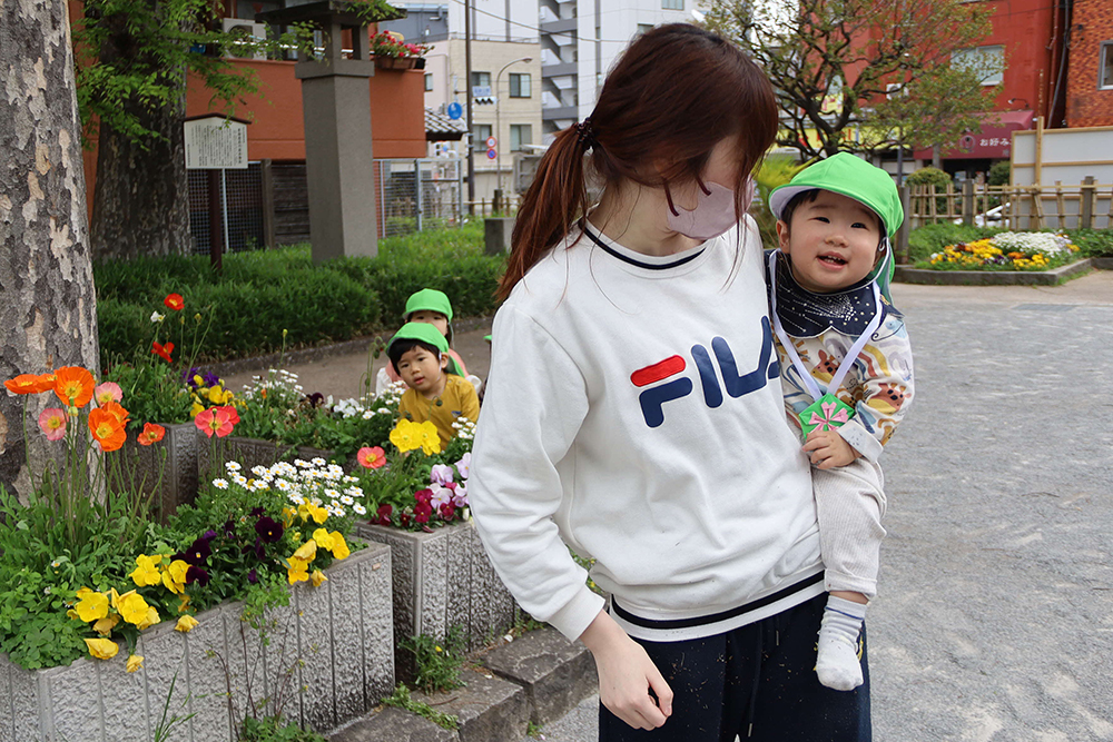 隣の聖跡公園で遊ぶ子どもにもメダルをプレゼント