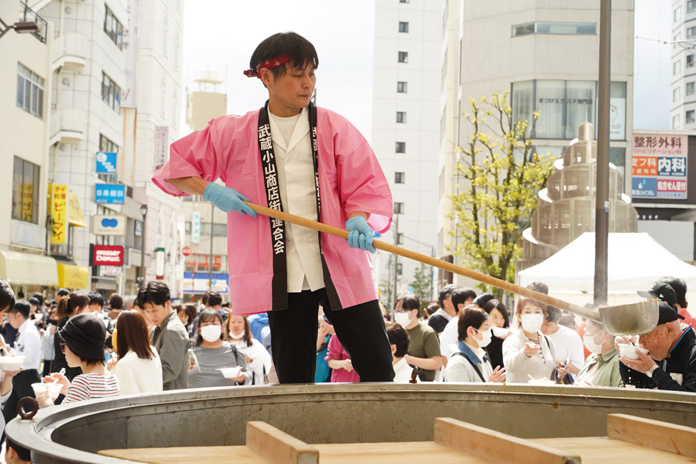 調理する笠原シェフ