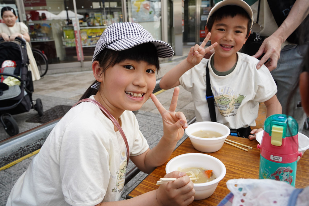 たけのこ汁に満足げな子どもたち