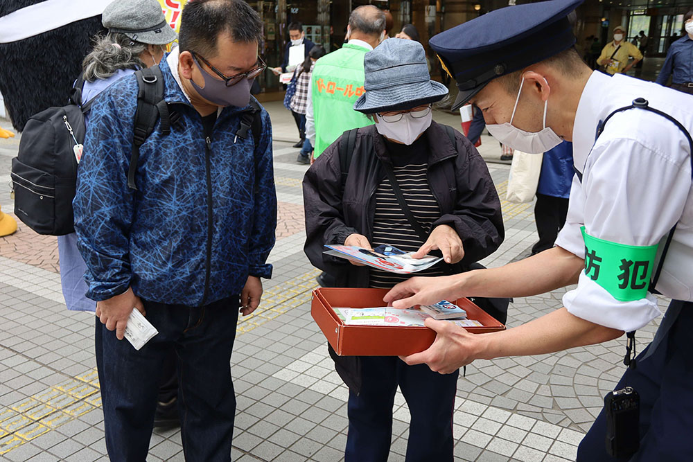 警察の職員が区民へ説明しているところ