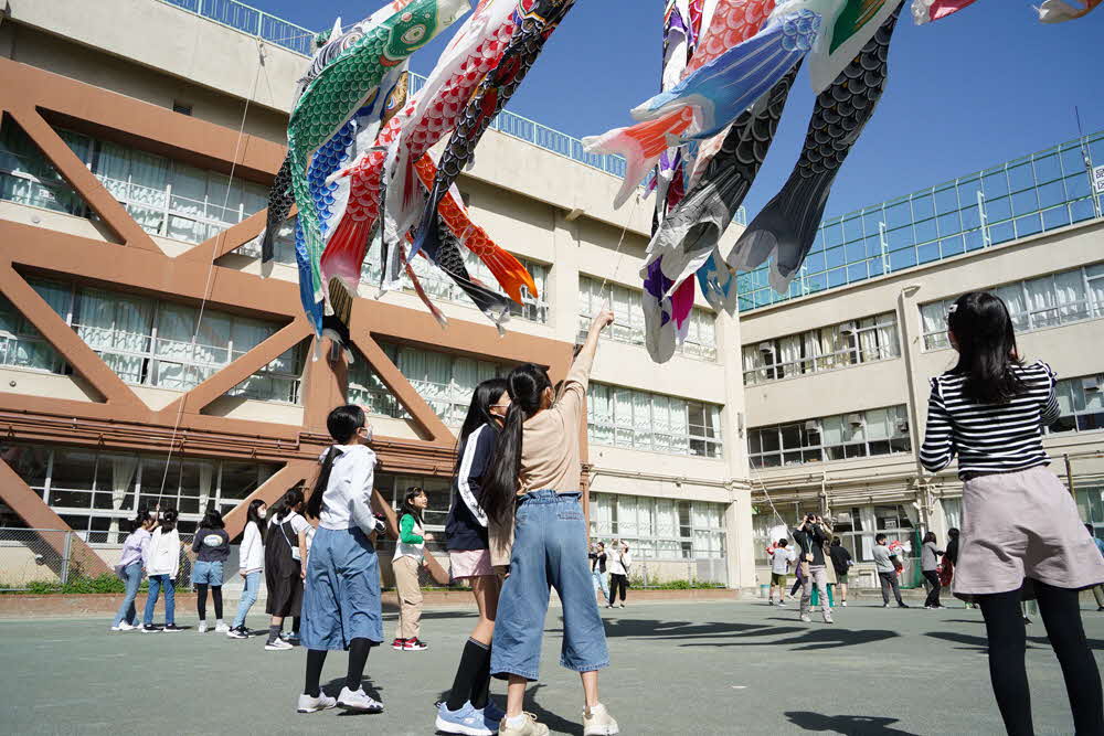 こいのぼりと子どもたち