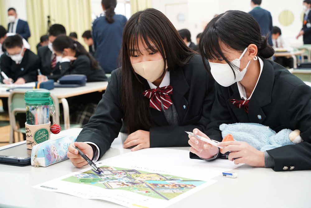 資料を前に話し合う生徒