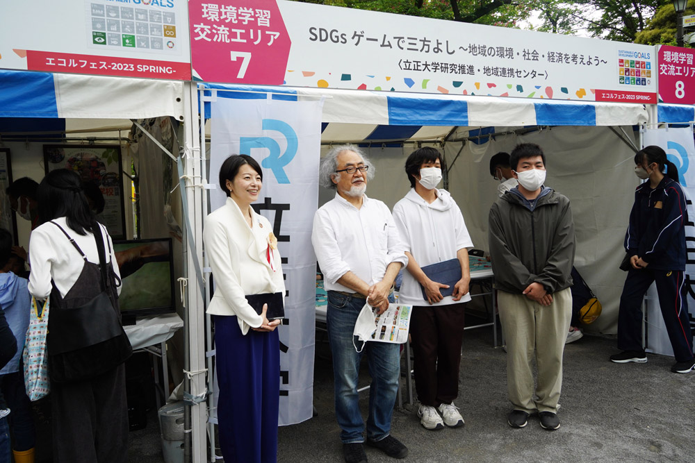 区長が公園内ブース視察