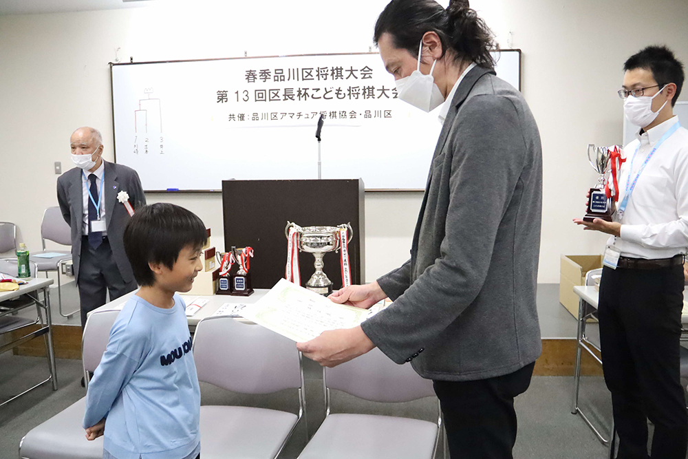 子ども将棋大会の表彰式