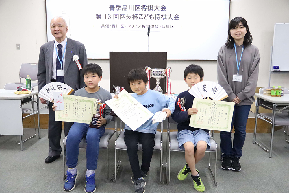 子ども将棋大会の上位3人で記念撮影