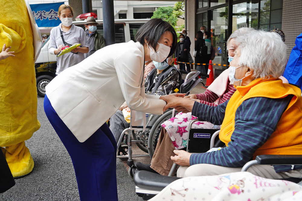 利用者と触れ合う区長