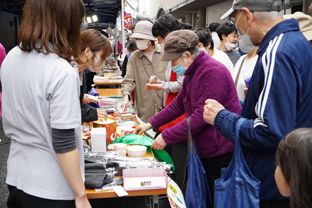 チャリティ品の屋台