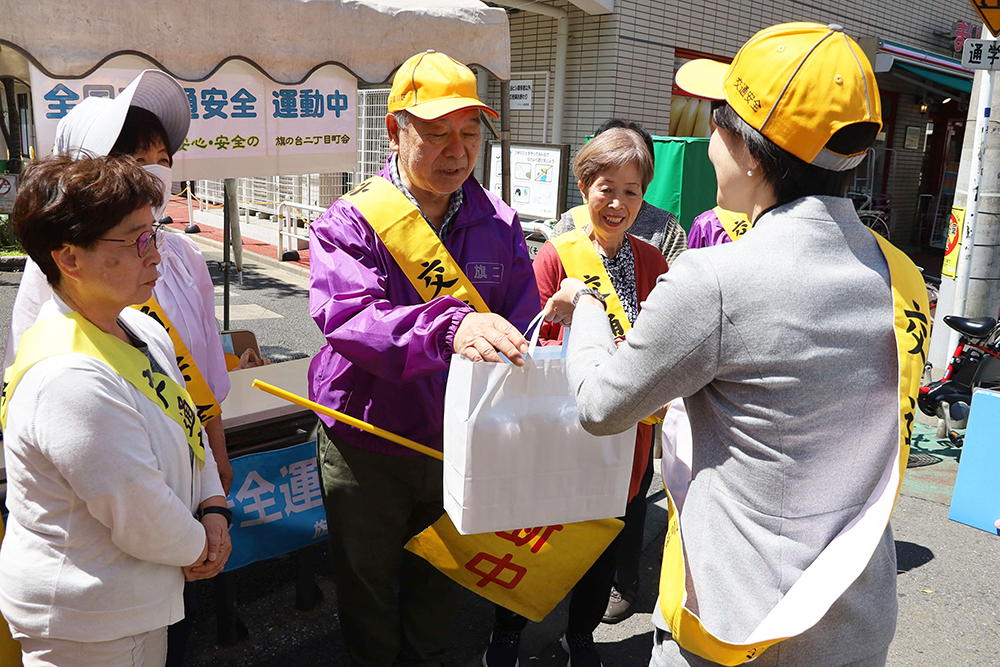 粗品を渡す区長