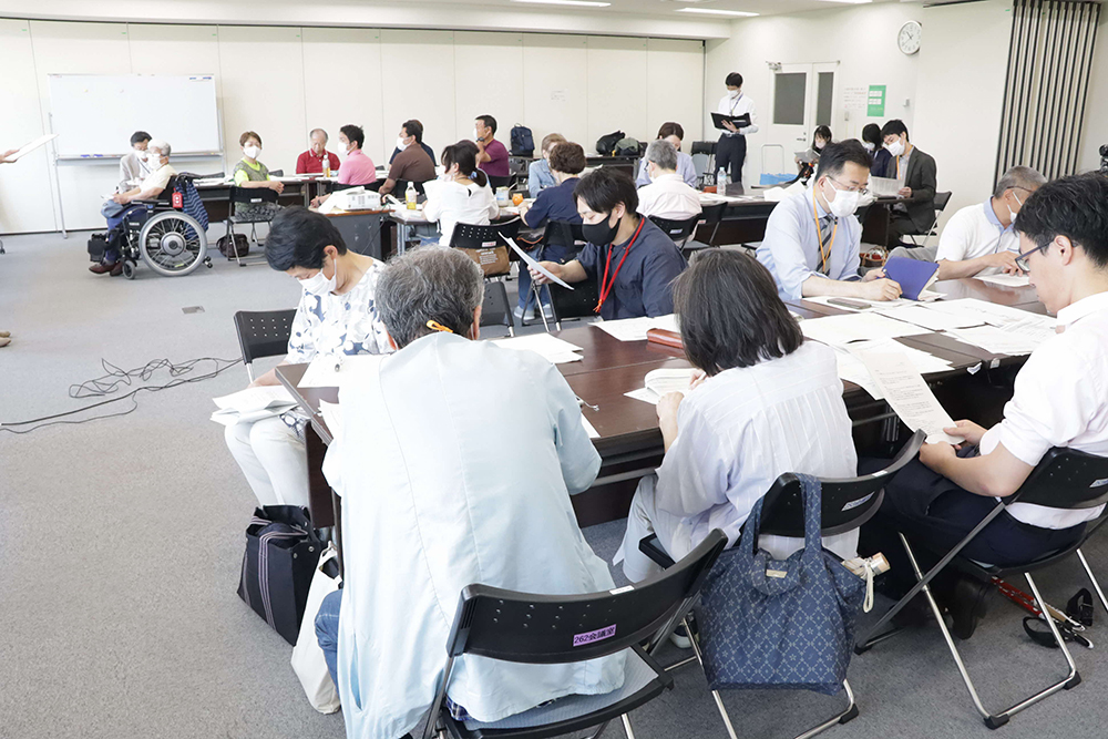 話を聞く参加者