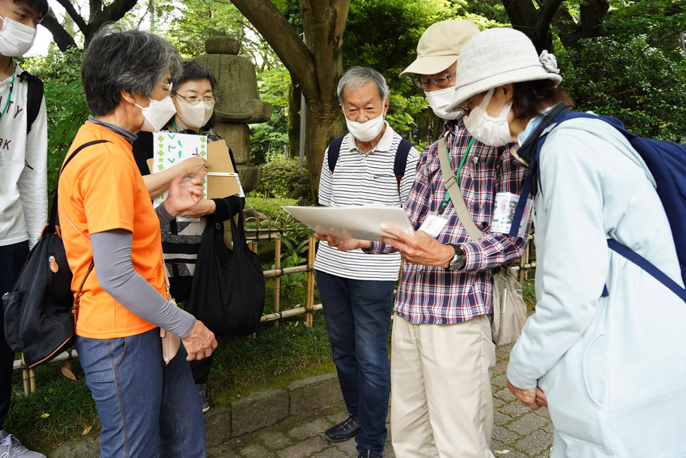 古い写真を見ながらウォーキング