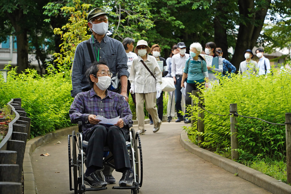 参加者たちがウォーキングしている様子