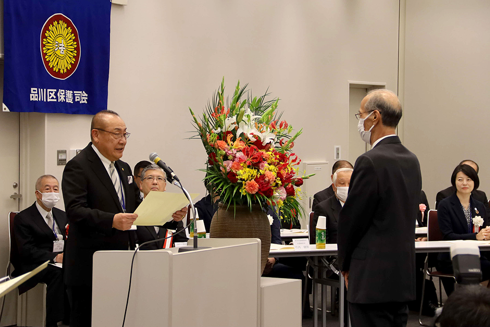 感謝状を読み上げる松尾会長