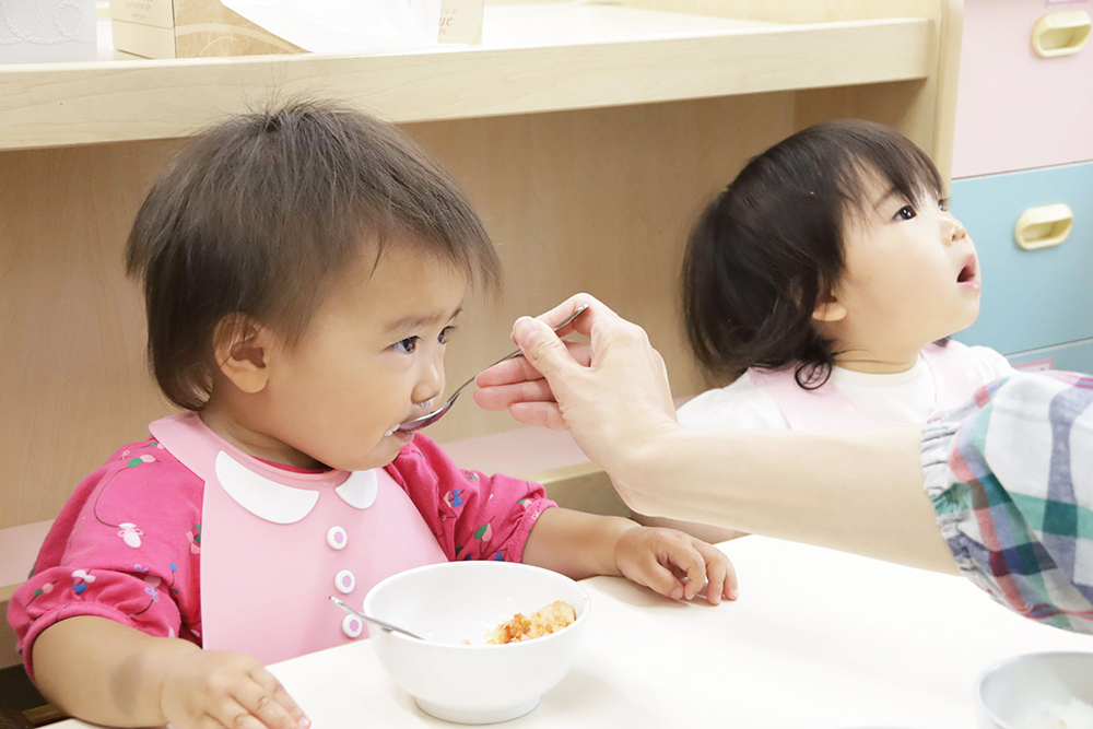 ご飯を食べる子ども