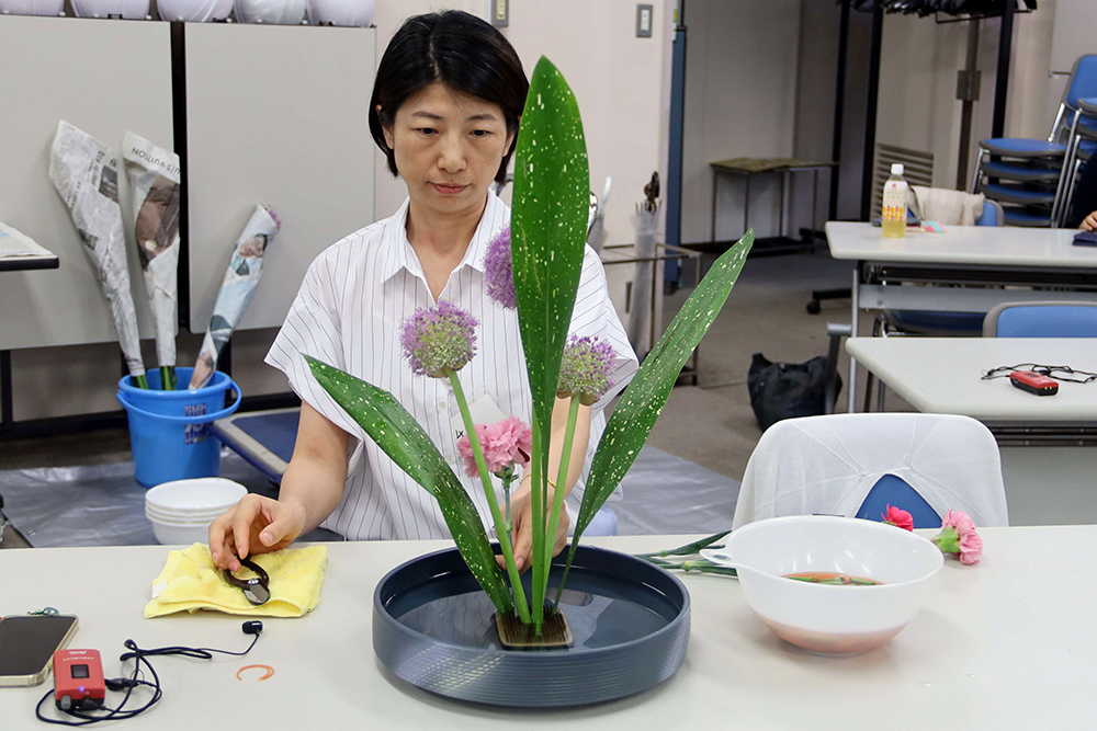 真剣な表情で作業する女性