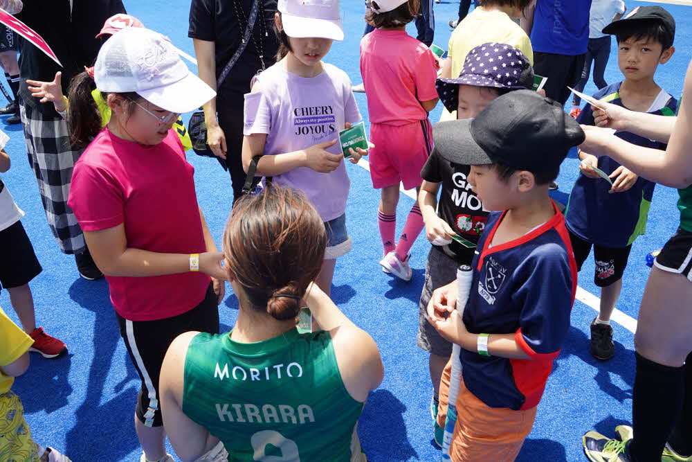 選手からお土産をもらう子どもたち