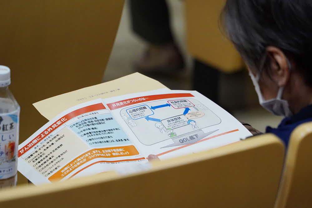 レジュメを見る参加者