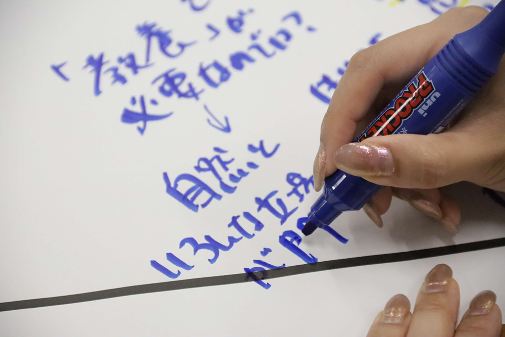 意見を書き出すファシリテーター