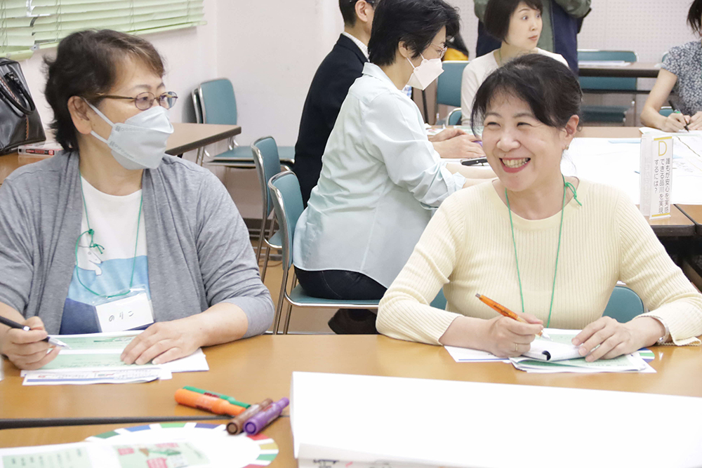 話し合う参加者