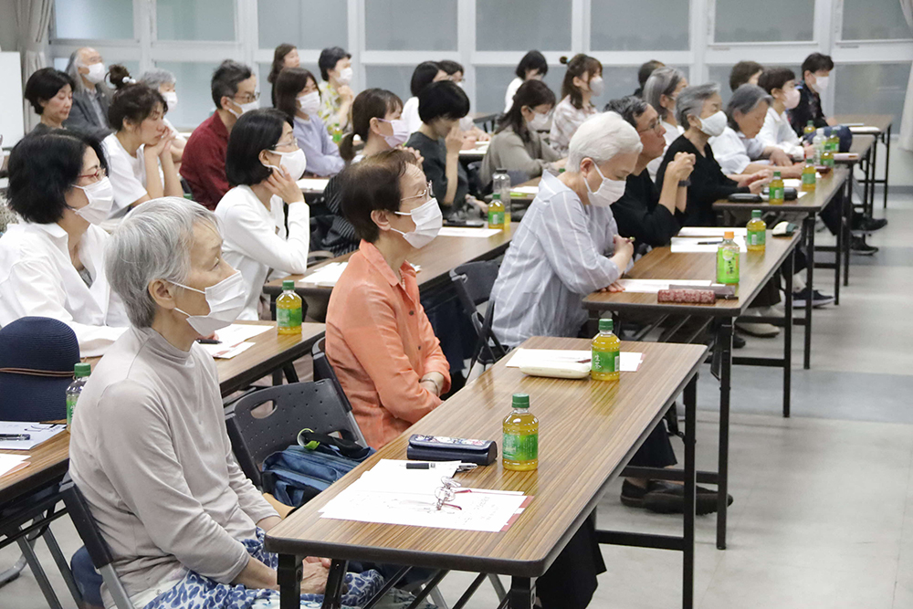 話を聞く参加者たち