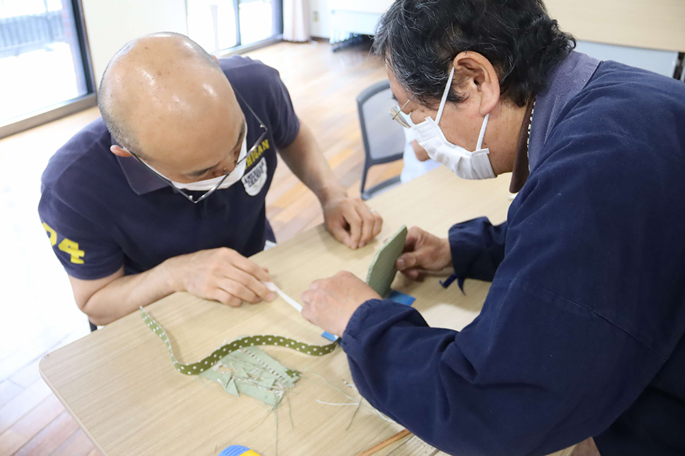 指導する講師と教わる参加者