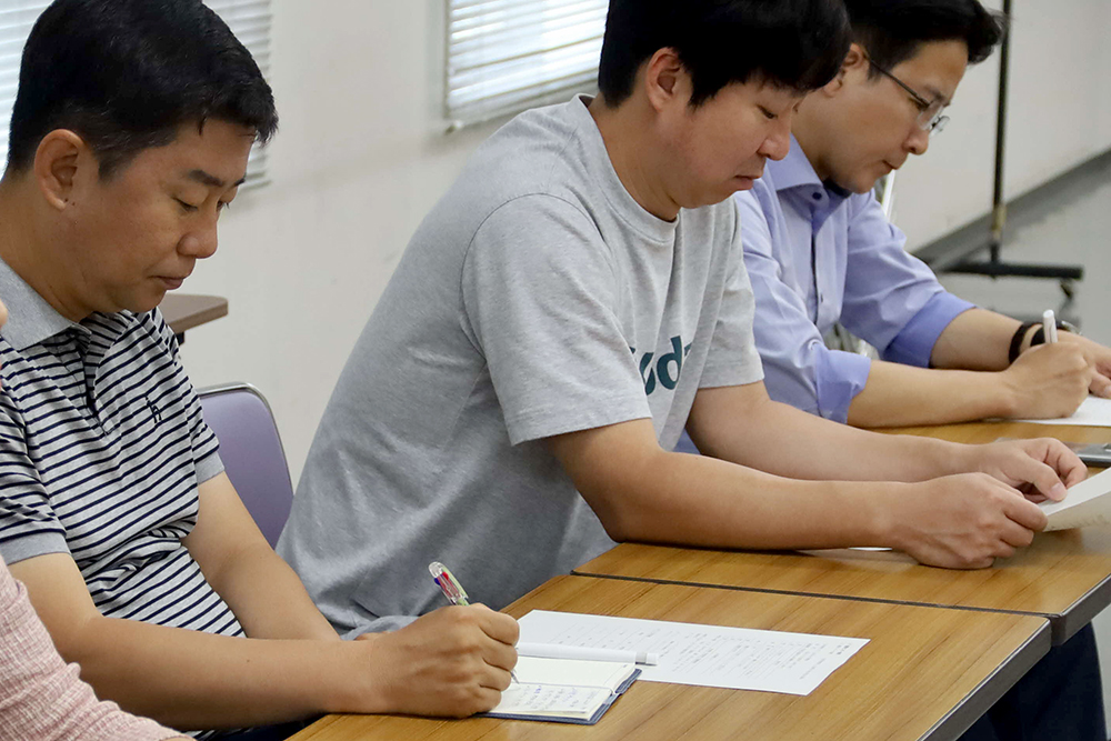 メモを取る韓国行政の皆さん