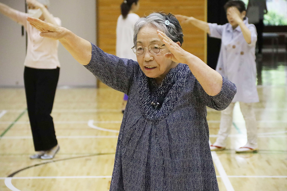 踊り方を指導する講師