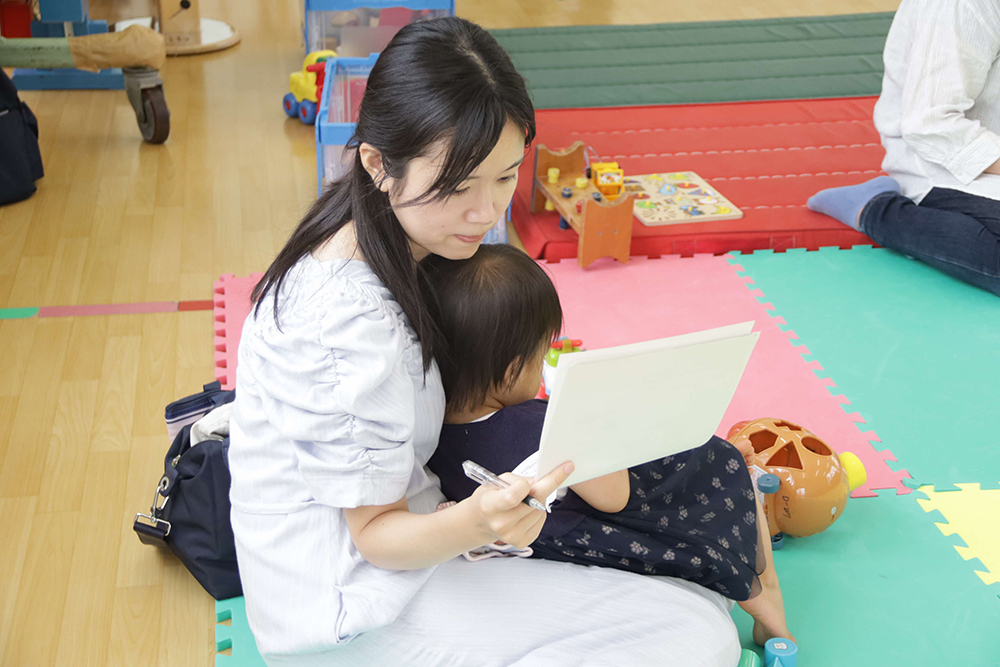 資料を見る参加者