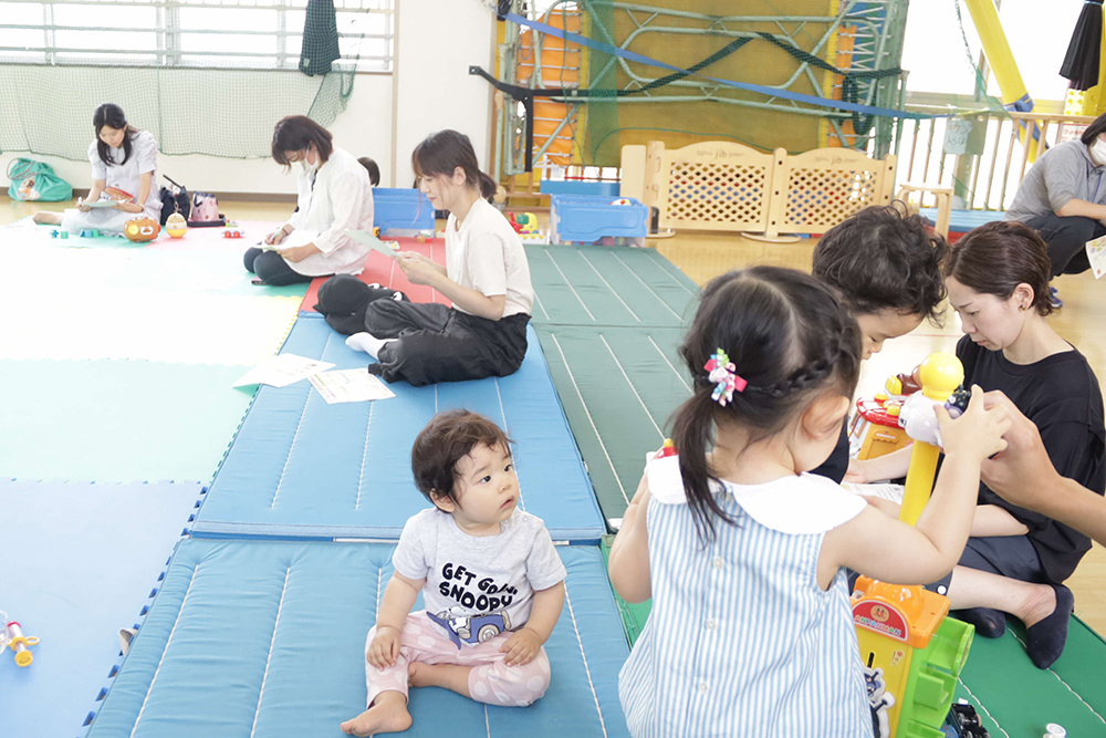 遊ぶ子どもと参加者