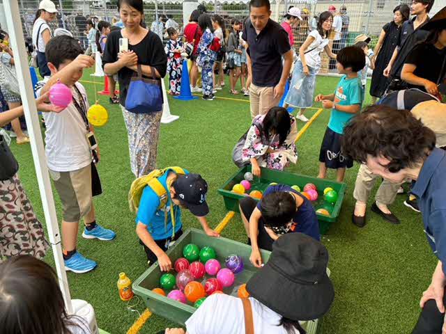 ヨーヨー釣りを楽しむ子供たち