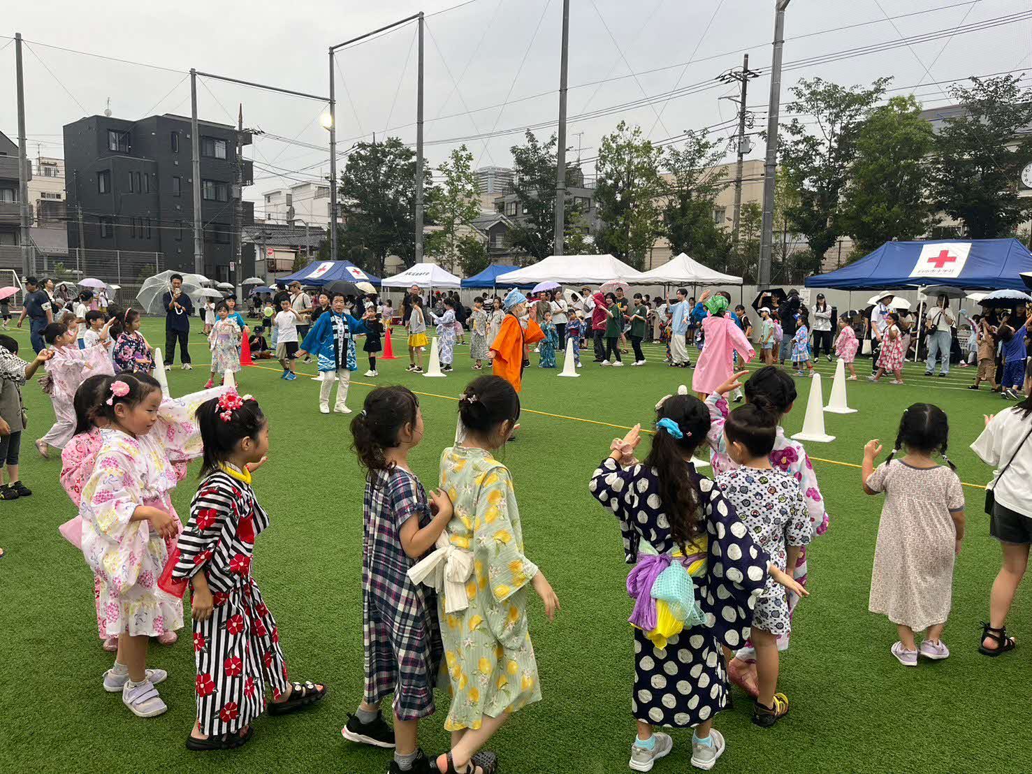 盆踊りに参加する来場者たち
