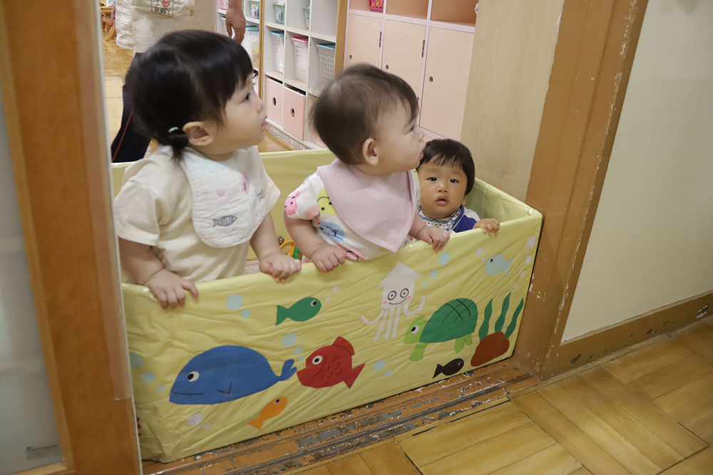 0～2歳児が見学している様子
