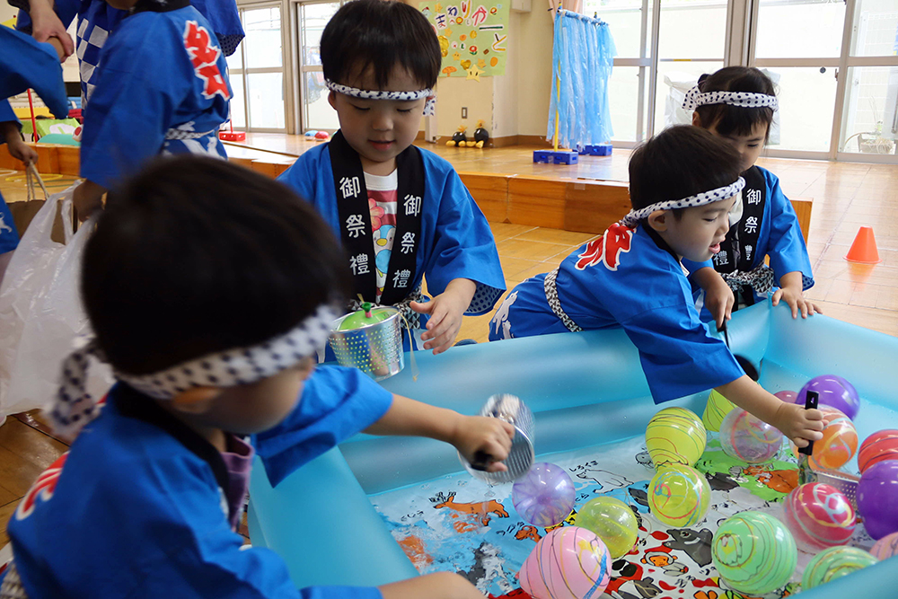 縁日 3歳児がヨーヨーしている様子