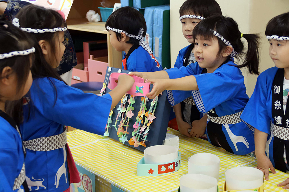 4歳児の縁日　アクセサリー屋さんの店番