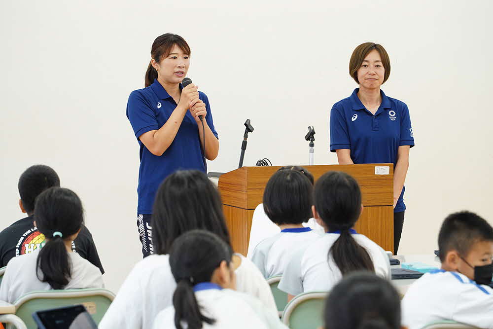 質問に答える浅野さん