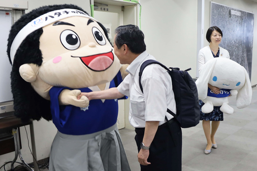 ハタチの龍馬がお見送りしている画像