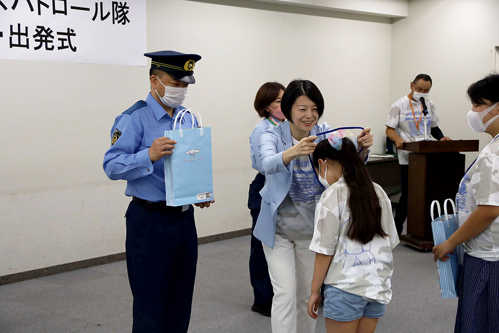 入隊証を首にかける森澤区長