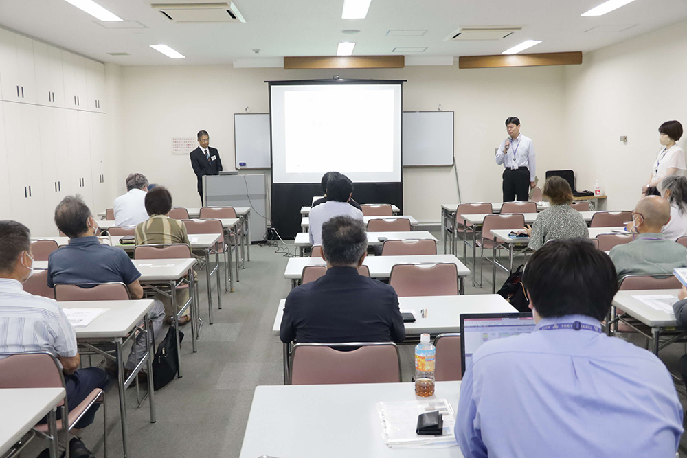 商業・ものづくり課長があいさつする会場広め