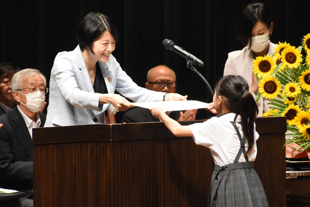 女の子が賞状をもらっている様子の写真